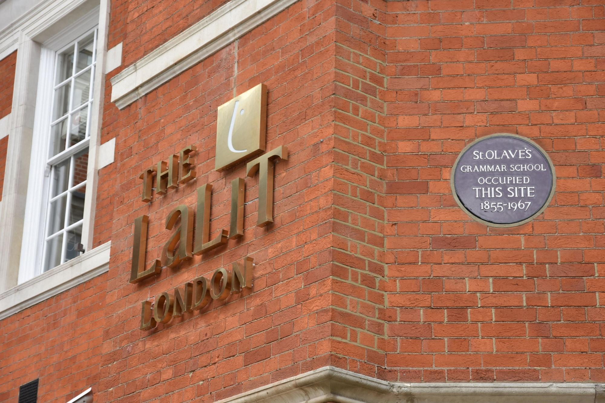 The Lalit London Londres Exterior foto The UCL logo and the commemorative plaque at the site of the former Soho slave school