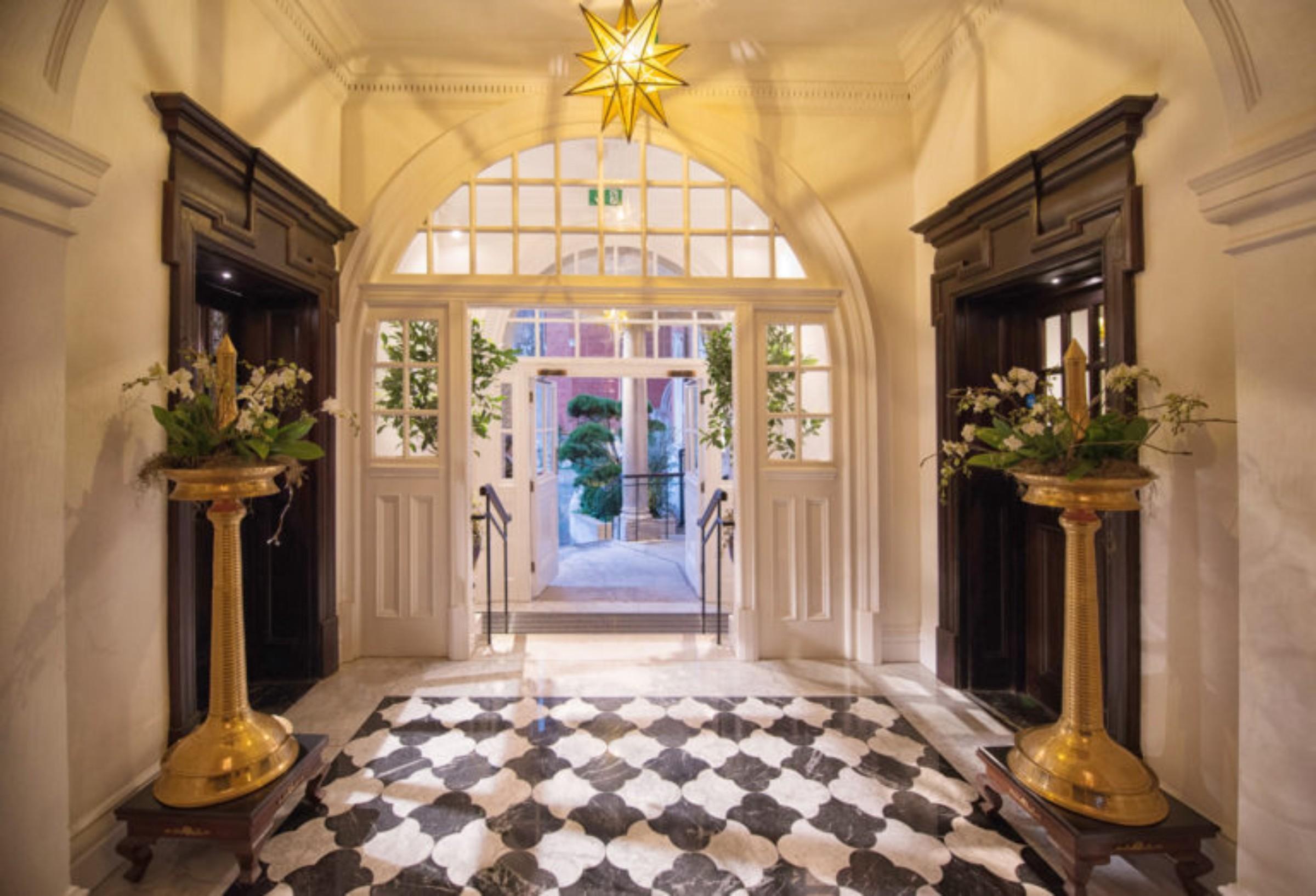 The Lalit London Londres Exterior foto Entrance to the hotel