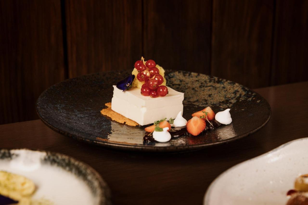 The Lalit London Londres Exterior foto A cheesecake