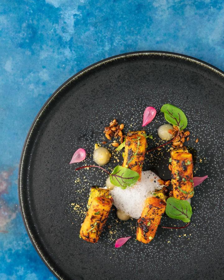 The Lalit London Londres Exterior foto A dish from the restaurant