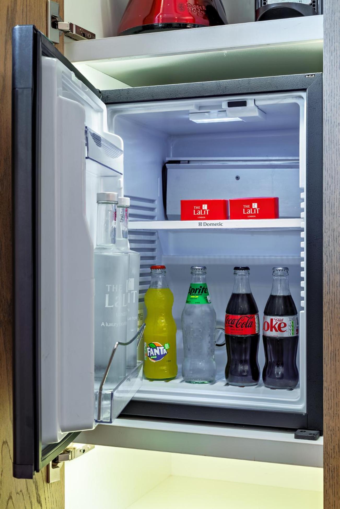 The Lalit London Londres Exterior foto A typical hotel mini-bar