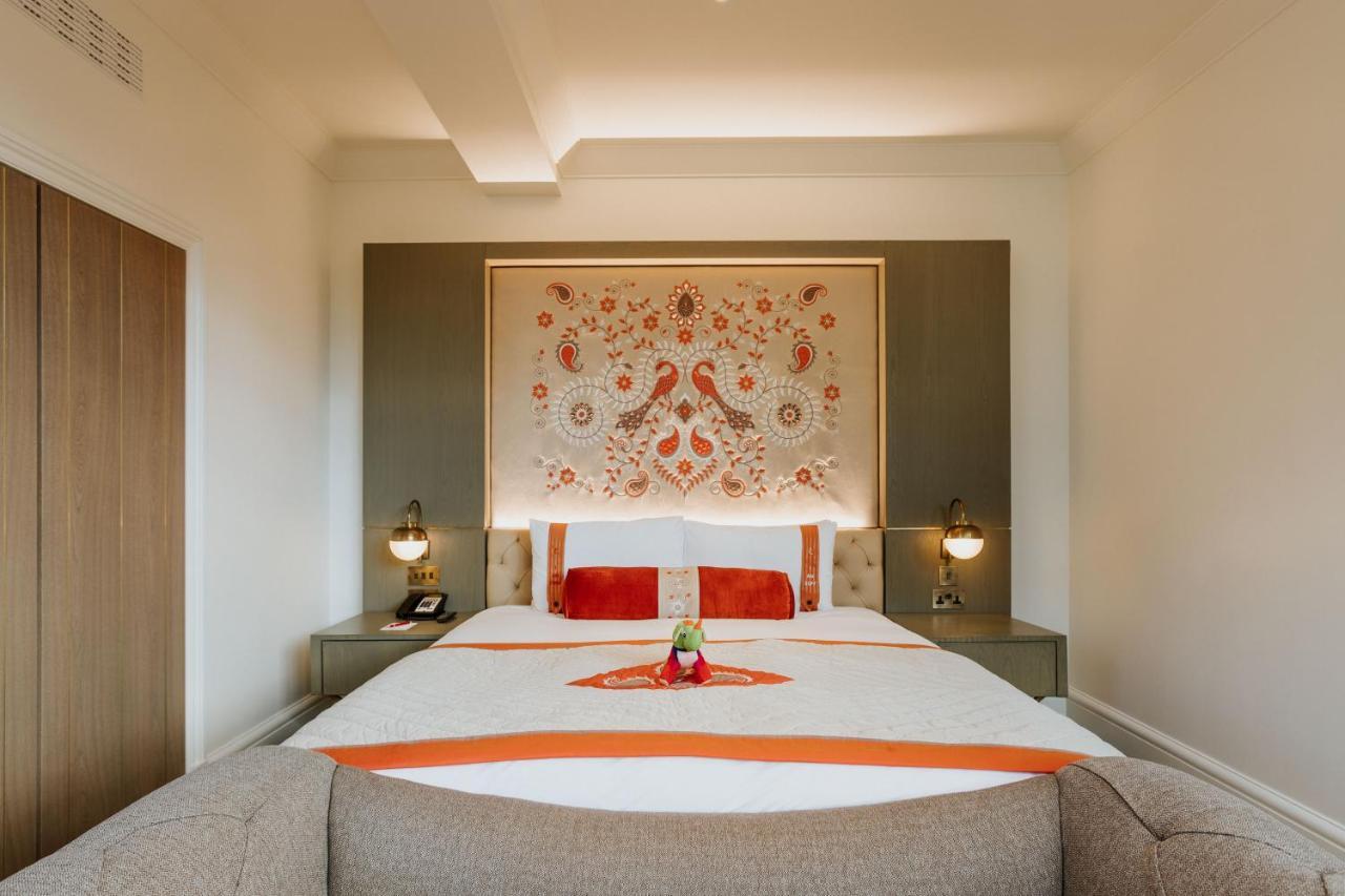 The Lalit London Londres Exterior foto A bedroom at the Taj Mahal Palace